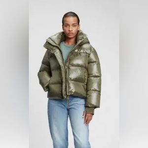 GAP Women’s Puffer Jacket with Detachable Hood